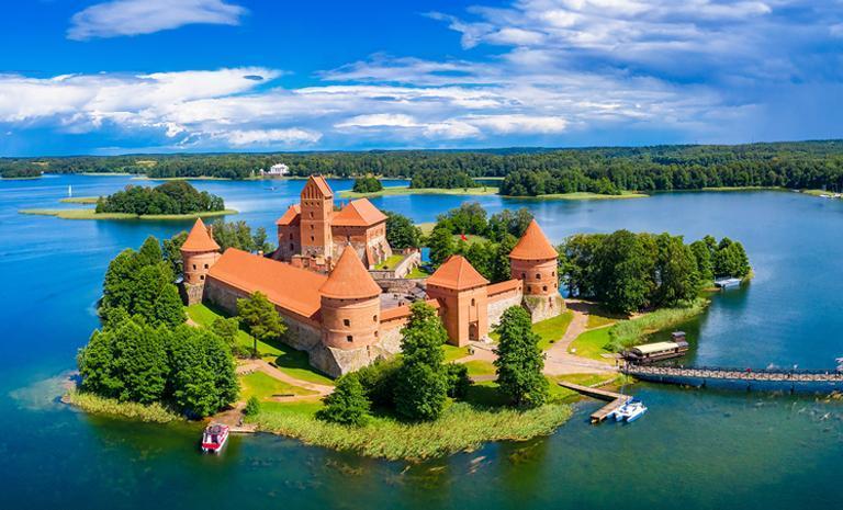 波羅的海．四國韶光13日(雙點進出) - 唯美湖中古堡．琥珀之城．世界遺產．四大城連泊